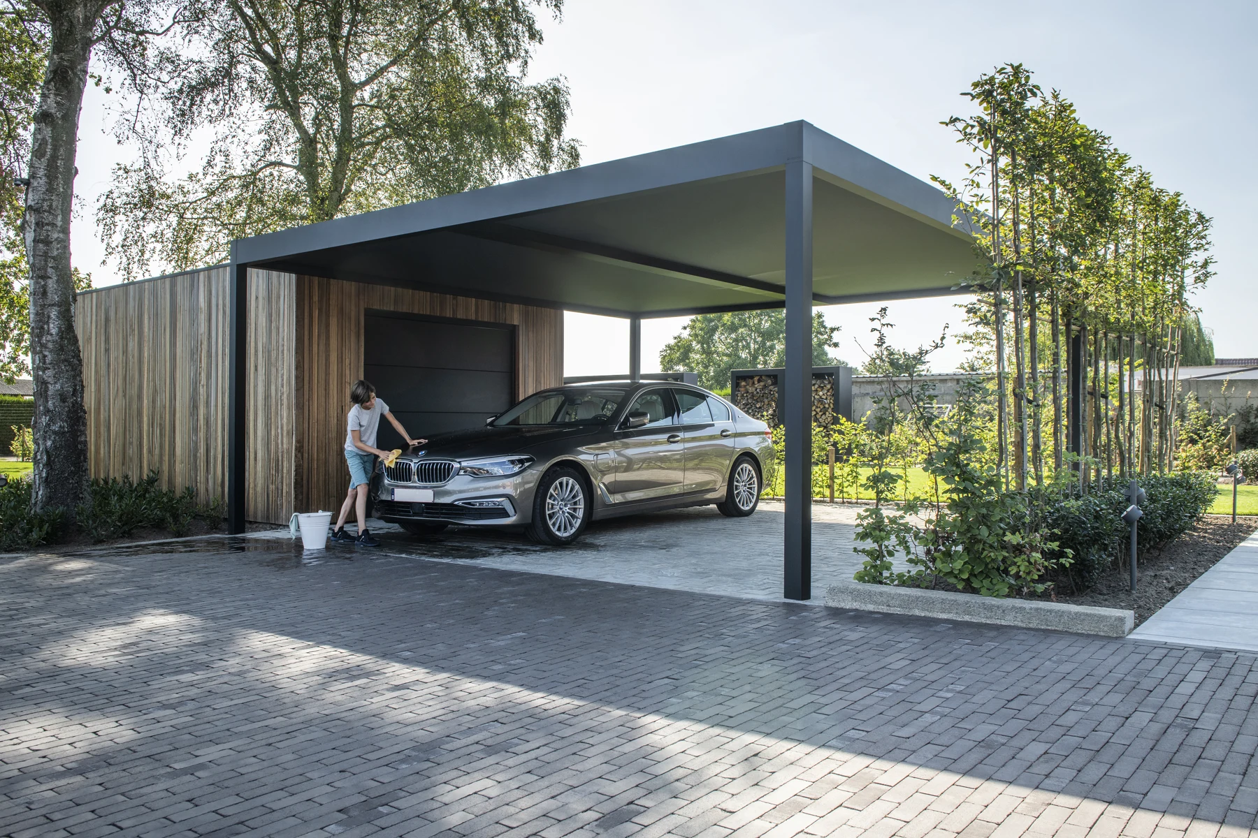 Algarve Canvas als Carport mit anthrazitfarbenem Dach vor einer Holzfassade