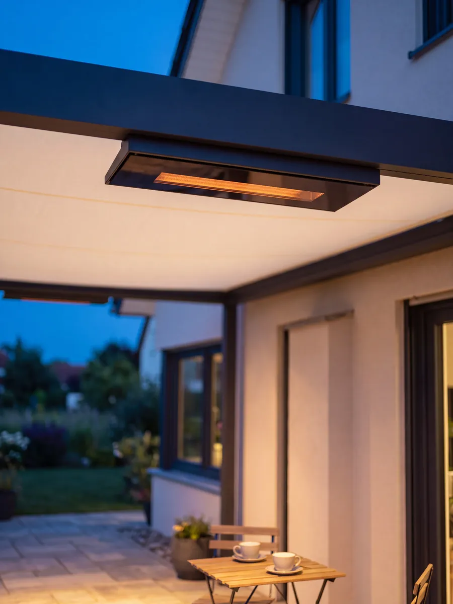 Heizstrahler unter dem Gestell einer Pergola-Markise