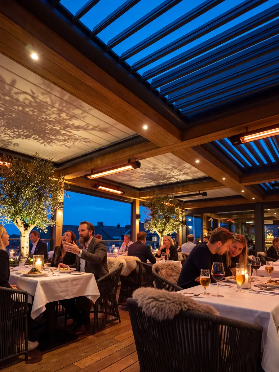 Terrasse in der blauen Stunde, Einbauleuchten im Dachrahmen, gedeckte Tische mit Kerzenlicht