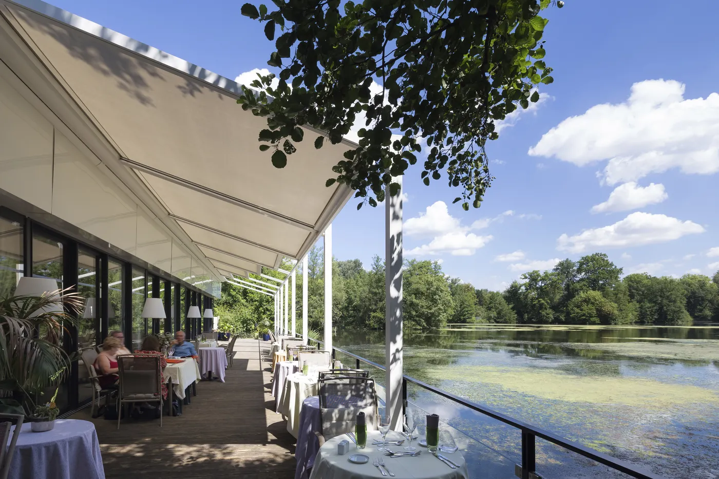 Markise über einer Restaurantterrasse am See