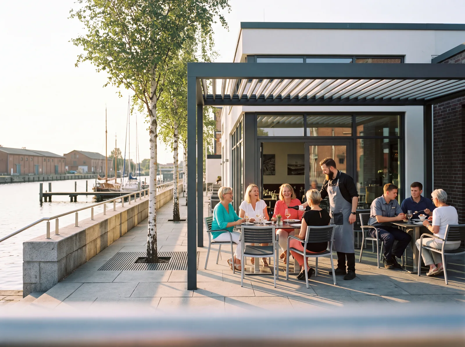 Symbolbild, mit KI erstellt: Freistehendes Lamellendach neben einem Restaurant am Hafen, Gäste an Tischen darunter