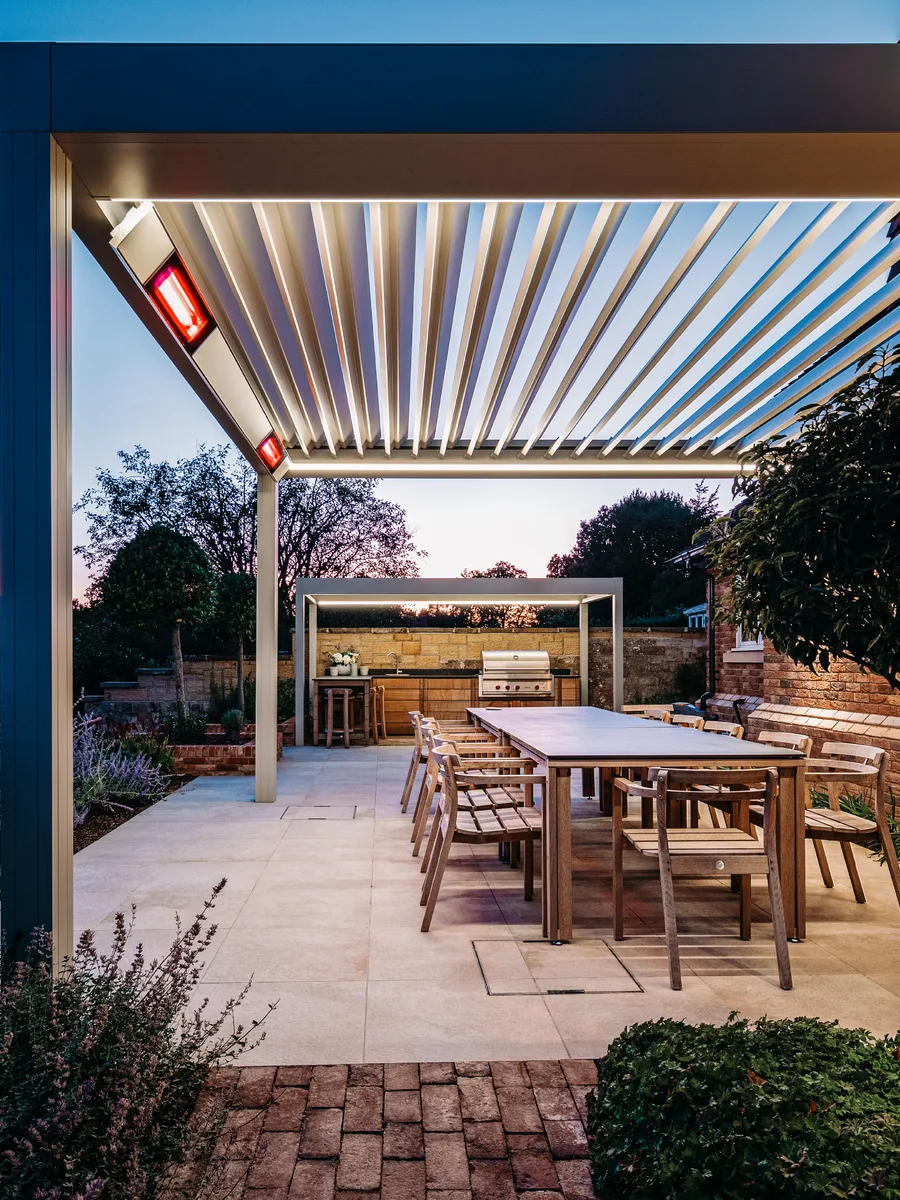 Renson-Lamellendach der Linie Algarve an einem Wohnhaus