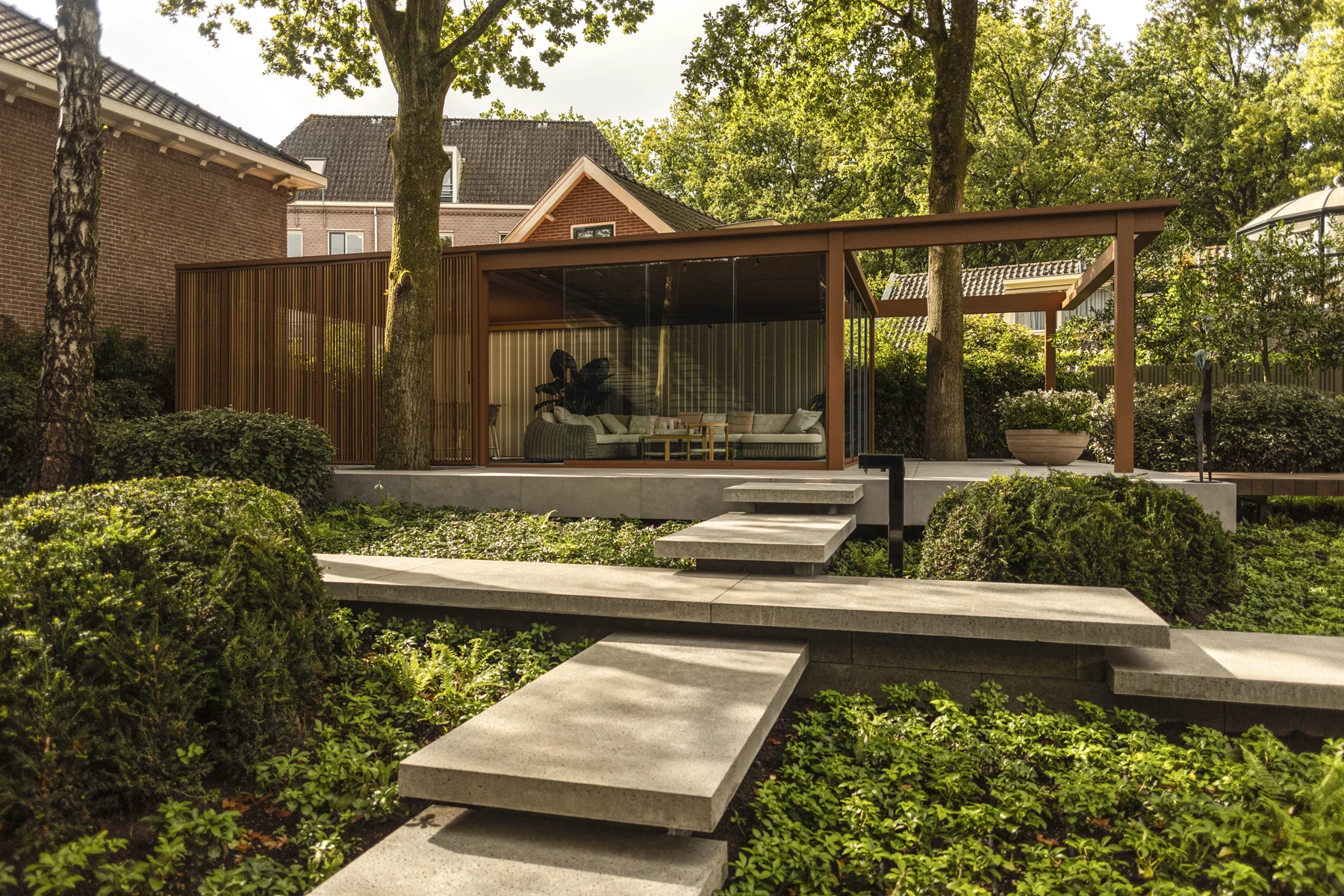 Renson-Lamellendach der Linie Amani, freistehender Pavillon im Garten