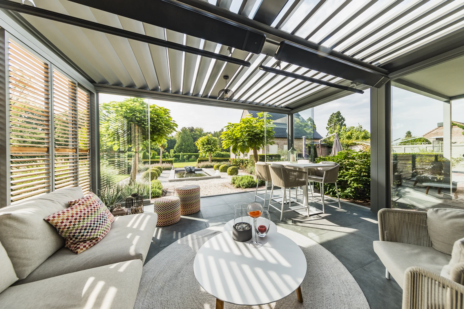 Lamellendach-Terrasse an einem Privathaus