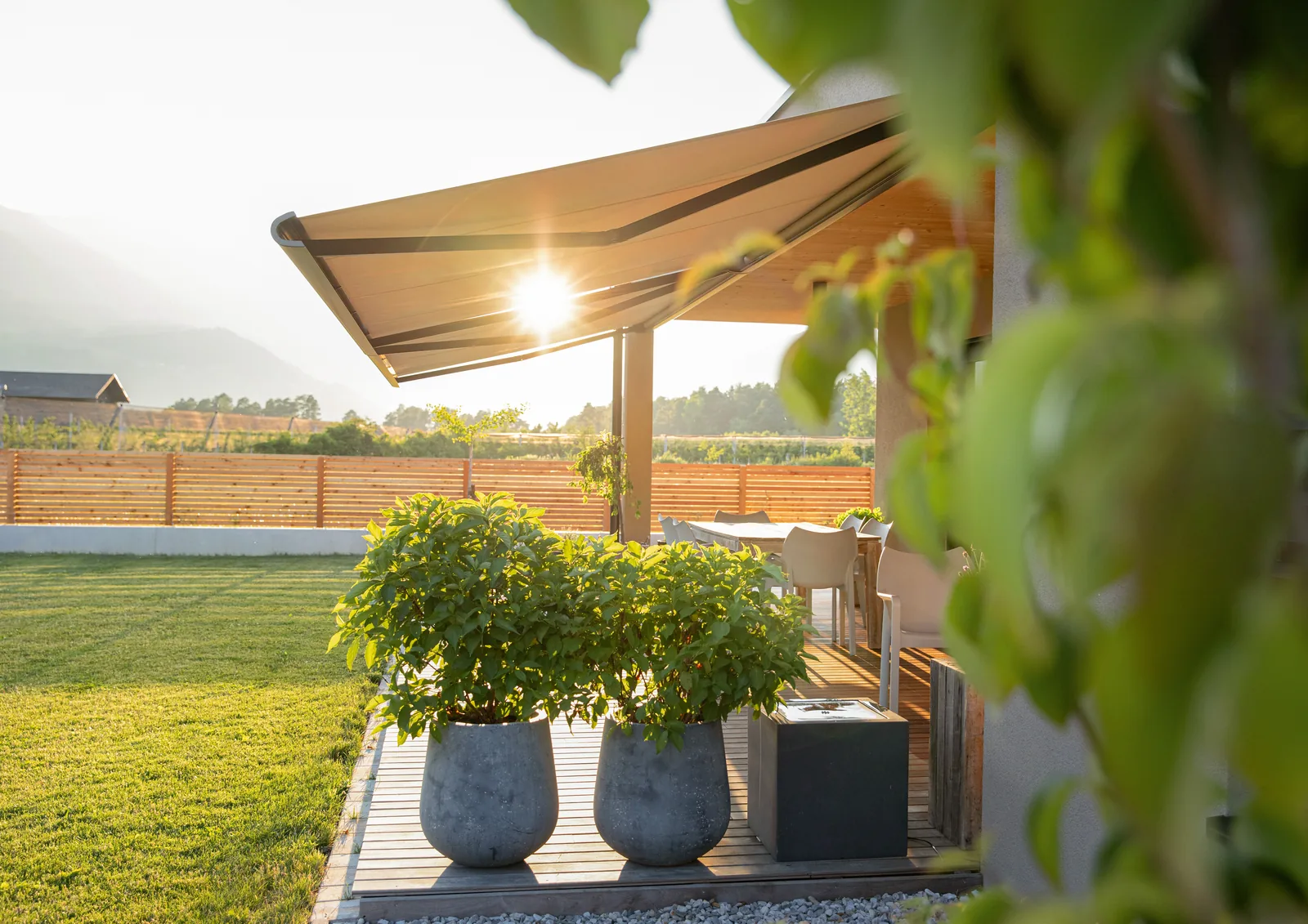 Pergola-Markise über einer Terrasse bei Sonnenuntergang