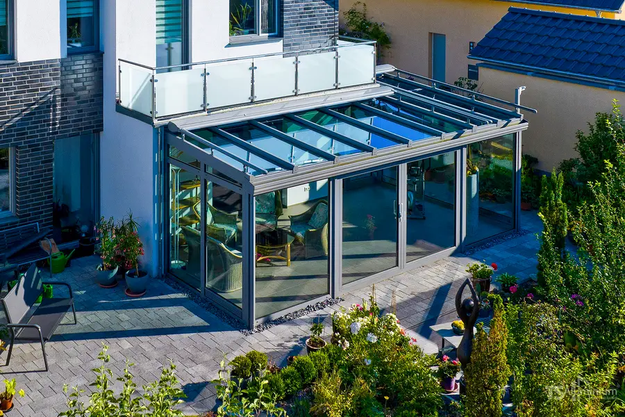 Verglaster Wohnwintergarten an einem Wohnhaus von oben
